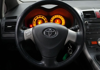 Подержанный автомобиль Toyota Auris Hatchback 2007 года (14 фото)