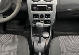 Подержанный автомобиль Renault Sandero 2010 года (13 фото)