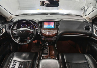 Подержанный автомобиль Infiniti QX60 2017 года (11 фото)