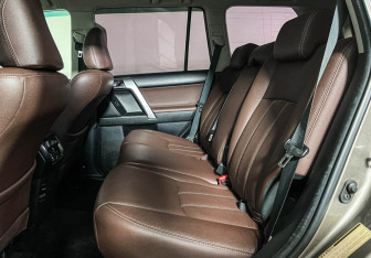 Подержанный автомобиль Toyota Land Cruiser Prado 2015 года (10 фото)
