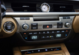 Подержанный автомобиль Lexus ES 2018 года (18 фото)