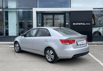 Подержанный автомобиль Kia Cerato Sedan 2012 года (7 фото)