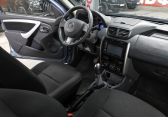 Подержанный автомобиль Nissan Terrano 2017 года (11 фото)