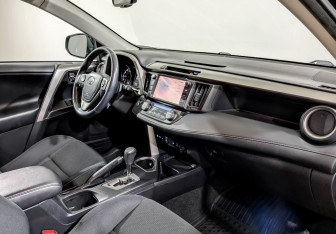 Подержанный автомобиль Toyota RAV4 2018 года (11 фото)