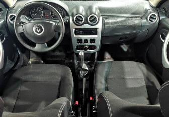Подержанный автомобиль Renault Sandero 2011 года (11 фото)