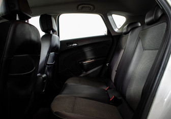 Подержанный автомобиль Opel Astra Hatchback 2011 года (9 фото)