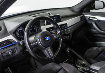 Подержанный автомобиль BMW X1 2018 года (10 фото)