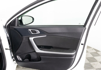 Подержанный автомобиль Kia Ceed Wagon 2020 года (21 фото)