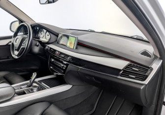 Подержанный автомобиль BMW X5 2015 года (11 фото)