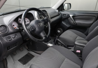 Подержанный автомобиль Toyota RAV4 2004 года (16 фото)