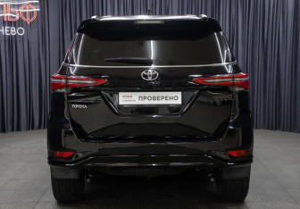 Подержанный автомобиль Toyota Fortuner 2022 года (6 фото)