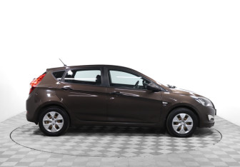 Подержанный автомобиль Hyundai Solaris Hatchback 2015 года (4 фото)
