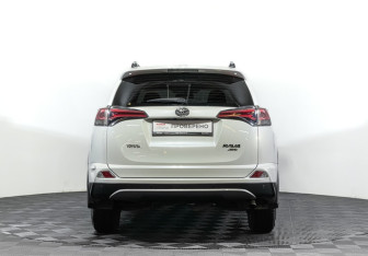 Подержанный автомобиль Toyota RAV4 2018 года (6 фото)
