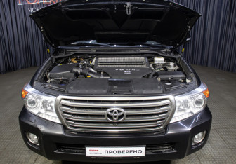 Подержанный автомобиль Toyota Land Cruiser Suv 2013 года (9 фото)