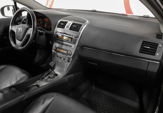 Подержанный автомобиль Toyota Avensis Sedan 2011 года (9 фото)