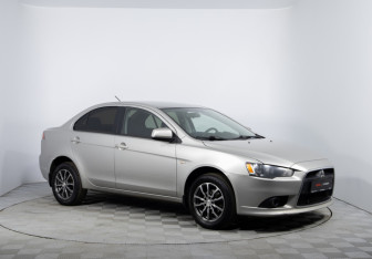 Подержанный автомобиль Mitsubishi Lancer Sedan 2012 года (3 фото)