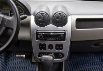 Подержанный автомобиль Renault Logan Sedan 2010 года (14 фото)