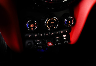 Подержанный автомобиль MINI Hatch 2019 года (18 фото)