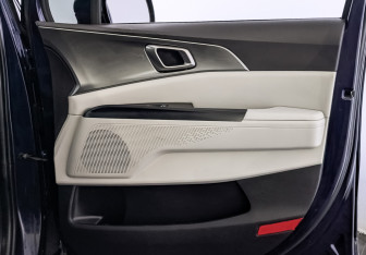 Подержанный автомобиль Kia Carnival 2021 года (25 фото)