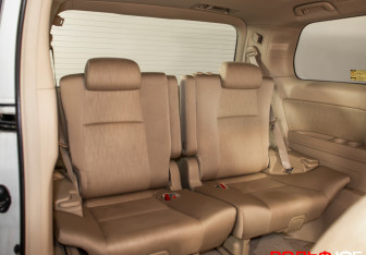 Подержанный автомобиль Toyota Alphard 2013 года (10 фото)