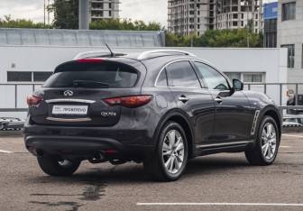 Подержанный автомобиль Infiniti QX70 2014 года (5 фото)
