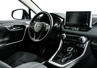 Подержанный автомобиль Toyota RAV4 2020 года (9 фото)
