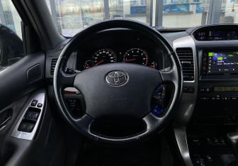 Подержанный автомобиль Toyota Land Cruiser Prado 2004 года (12 фото)
