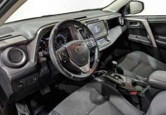 Подержанный автомобиль Toyota RAV4 2018 года (14 фото)