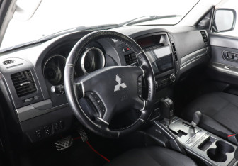 Подержанный автомобиль Mitsubishi Pajero 2012 года (7 фото)