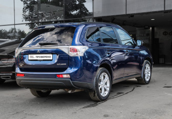 Подержанный автомобиль Mitsubishi Outlander 2014 года (4 фото)