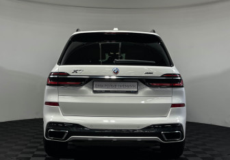 Подержанный автомобиль BMW X7 2022 года (4 фото)