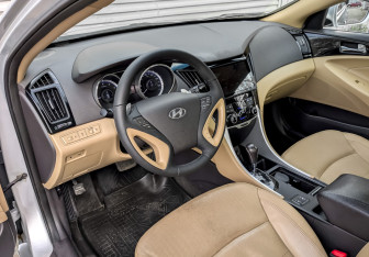 Подержанный автомобиль Hyundai Sonata 2011 года (16 фото)