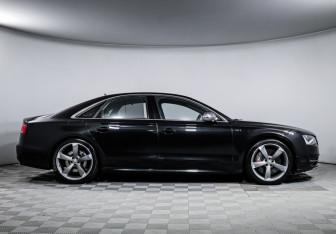 Подержанный автомобиль Audi S8 2013 года (4 фото)
