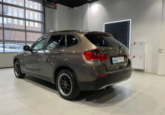 Подержанный автомобиль BMW X1 2011 года (7 фото)