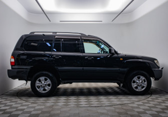 Подержанный автомобиль Toyota Land Cruiser Suv 2006 года (4 фото)