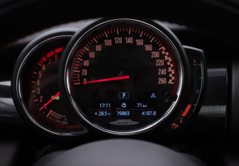 Подержанный автомобиль MINI Hatch 2020 года (12 фото)