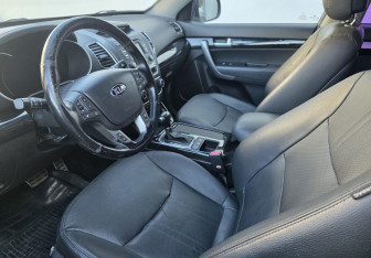 Подержанный автомобиль Kia Sorento 2014 года (9 фото)