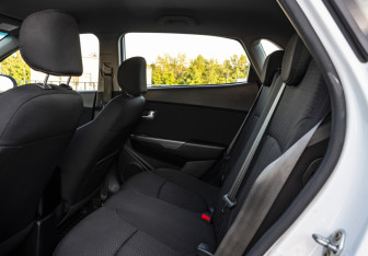 Подержанный автомобиль Kia Rio Hatchback 2016 года (15 фото)