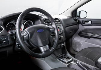 Подержанный автомобиль Ford Focus Hatchback 2010 года (13 фото)