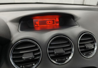 Подержанный автомобиль Peugeot 308 Hatchback 2011 года (15 фото)