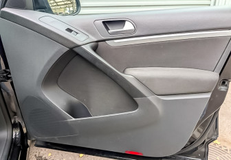 Подержанный автомобиль Volkswagen Tiguan 2012 года (24 фото)