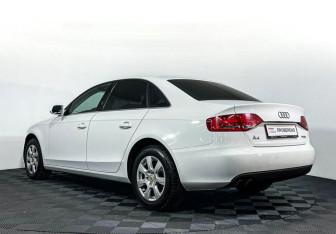 Подержанный автомобиль Audi A4 Sedan 2011 года (7 фото)