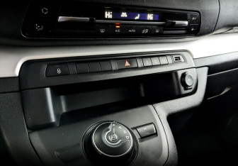 Подержанный автомобиль Peugeot Traveller 2021 года (26 фото)