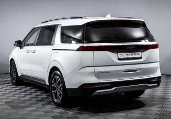 Подержанный автомобиль Kia Carnival 2023 года (7 фото)