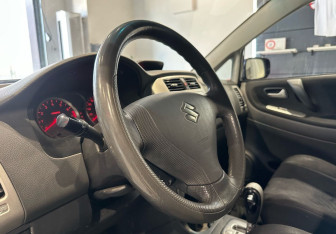 Подержанный автомобиль Suzuki Liana Wagon 2005 года (12 фото)