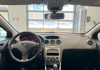 Подержанный автомобиль Peugeot 308 Hatchback 2012 года (12 фото)
