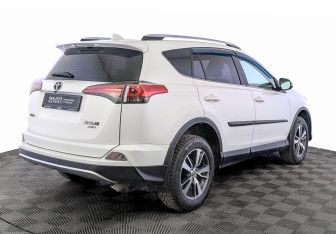 Подержанный автомобиль Toyota RAV4 2016 года (5 фото)