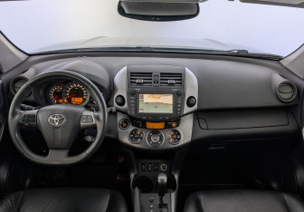 Подержанный автомобиль Toyota RAV4 2012 года (14 фото)