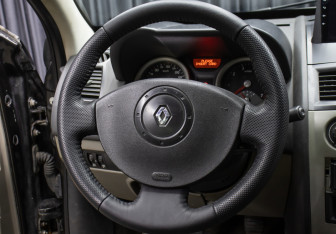 Подержанный автомобиль Renault Megane Sedan 2005 года (16 фото)