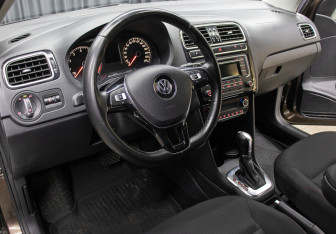 Подержанный автомобиль Volkswagen Polo Sedan 2017 года (16 фото)